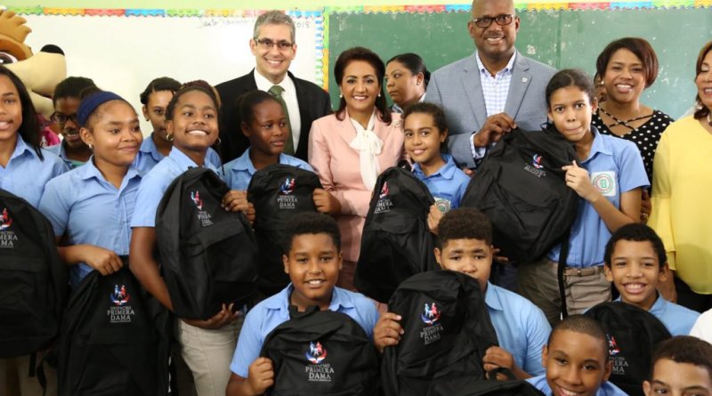 Distribution de kits scolaires à plus de 70.000 écoliers dominicains par Mme Medina post thumbnail image