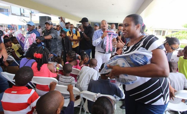 Pétion-Ville : La Première dame de la République distribue environ 3000 kits scolaires aux enfants post thumbnail image