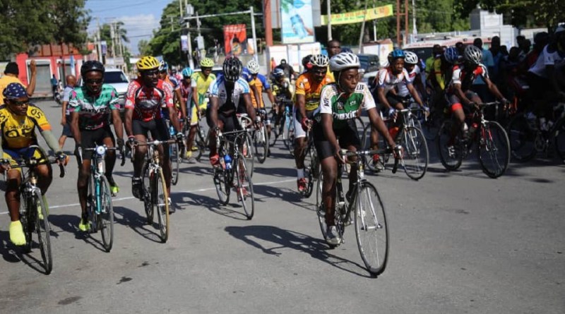 Clôture des compétitions de cyclisme de la Coupe de la Présidence au Champs de Mars post thumbnail image