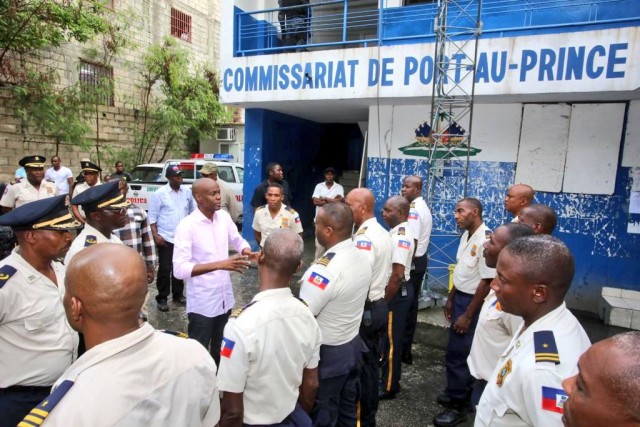 Port-au-Prince sur le qui-vive, Jovenel Moïse visite les commissariats post thumbnail image