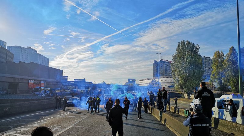 Paris: Affrontements entre policiers et manifestants lors d’une grève des ambulanciers post thumbnail image