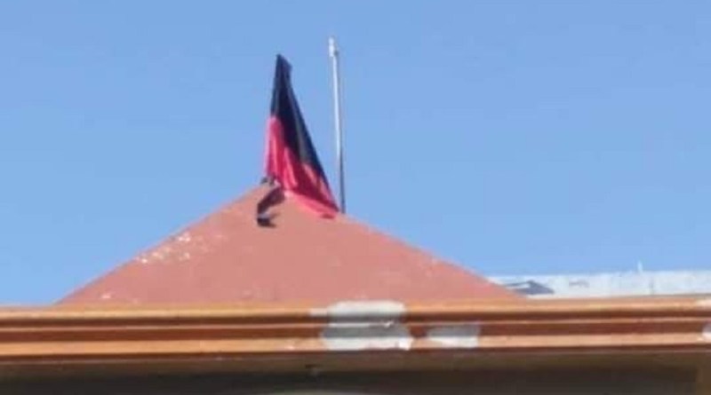 Port-de-Paix s’est réveillée avec un drapeau noir et rouge flottant sur la place Capois-la-Mort post thumbnail image