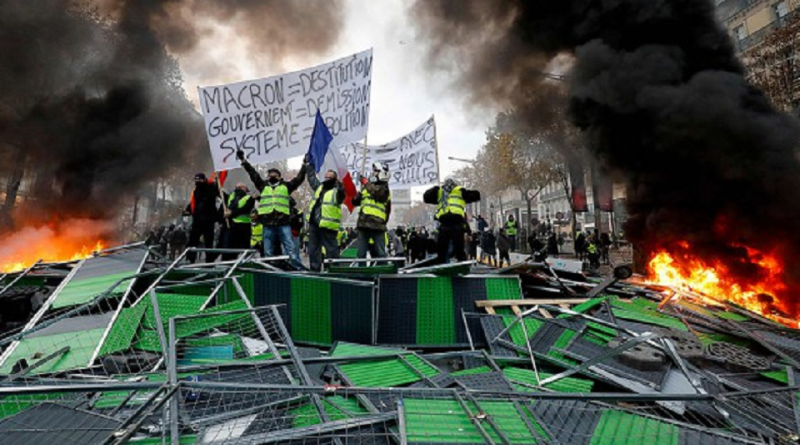 Chaos sur les Champs Elysées: Les gilets jaunes réclament la démission de Macron! post thumbnail image