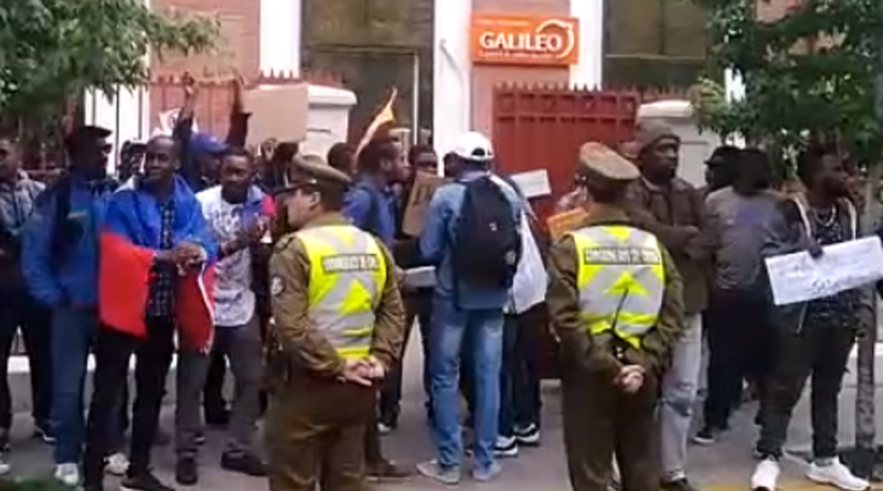 Chili : Des Haïtiens ont manifesté devant l’ambassade d’Haïti à Santiago post thumbnail image