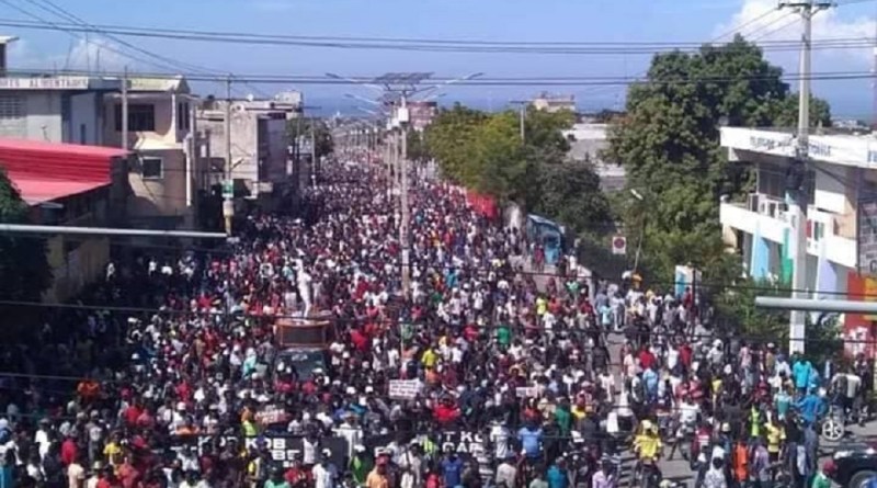 Incapables d’accéder à la zone du Palais, des manifestants ont tenté vainement d’atteindre le Parlement post thumbnail image