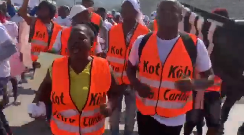 Des manifestants vêtus de gilets fluo réclament le « Kòb PetroCaribe » post thumbnail image