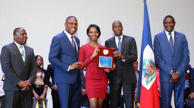 Jovenel Moïse rend hommage aux lauréats des examens d’État post thumbnail image