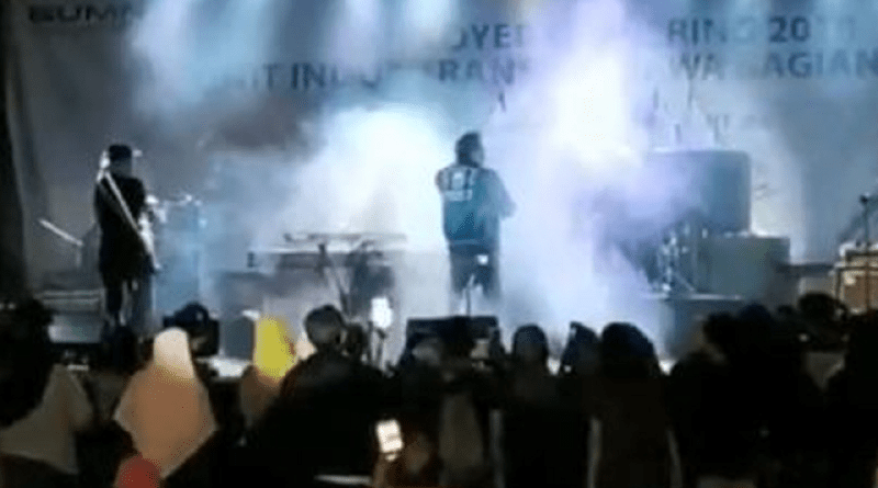 Vidéo – Des musiciens et leurs fans balayés par un tsunami en plein concert post thumbnail image