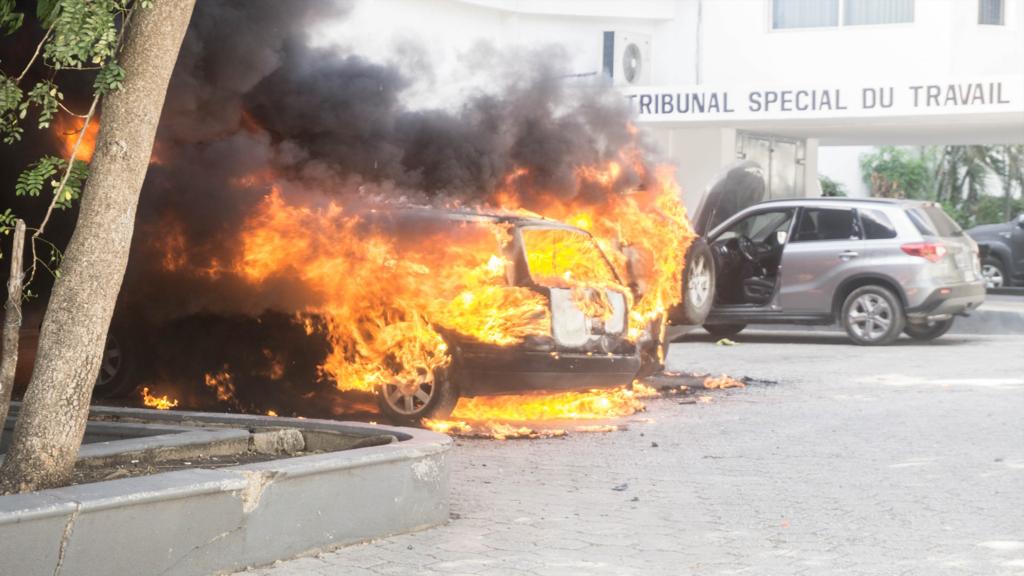 Haïti-Crise : au moins trois voitures incendiées au local de l’OPC post thumbnail image