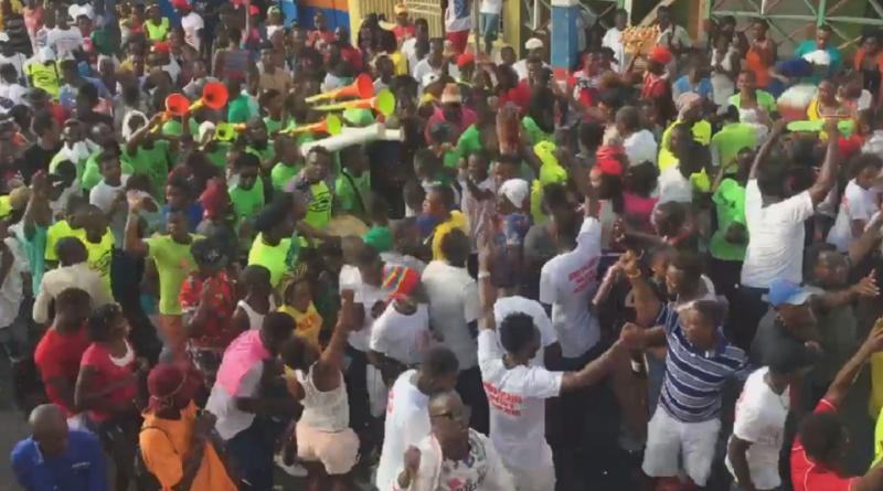 Carnaval – Jacmel : « Jojo mele, Jojo antrave, Jojo dòmi deyò », chante la foule, à tue-tête! post thumbnail image