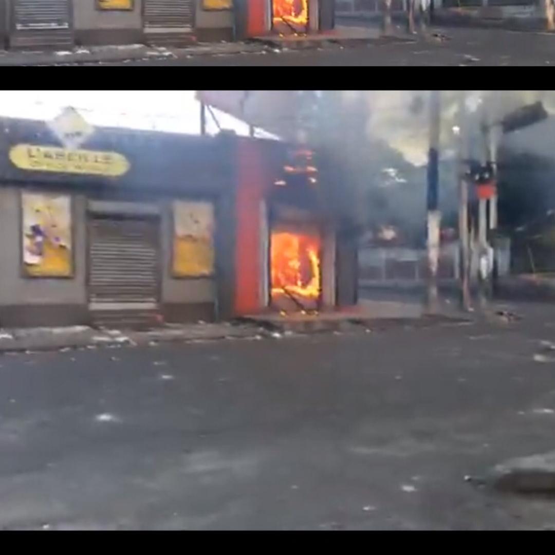 Champs-de-Mars : un magasin de la Digicel pillé et incendié post thumbnail image