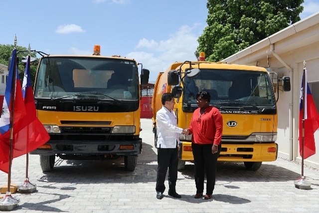 Cap-Haïtien : Taïwan a fait don de 2 camions pour le ramassage des détritus à travers la ville post thumbnail image