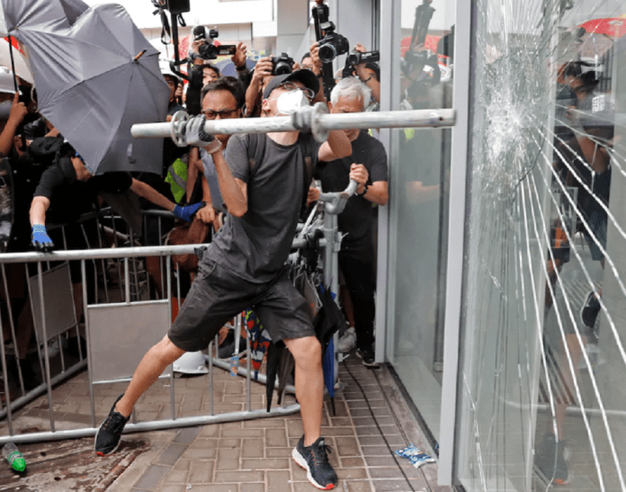 Des manifestants s’attaquent au Parlement à Hong Kong post thumbnail image