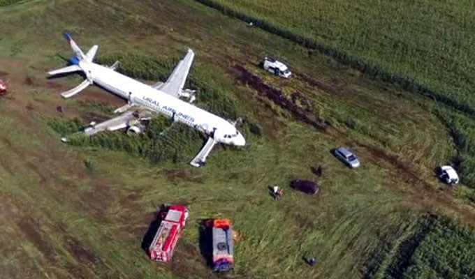 Russie: un avion avec 233 personnes à bord a dû atterrir d’urgence… dans un champ de maïs post thumbnail image