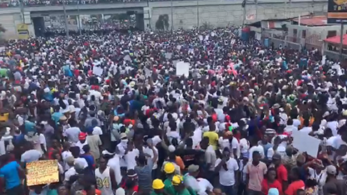 Marche des artistes : une marée humaine dans les rues. Prophète Mackenson se met de la partie post thumbnail image