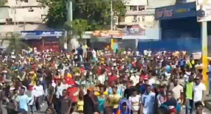 Des ouvriers manifestent à Port-au-Prince pour réclamer la tête de Jovenel Moïse post thumbnail image