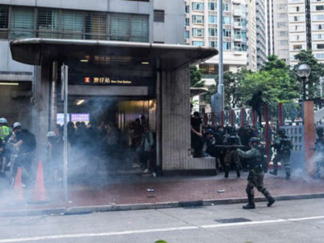 Hong Kong: une autre journée de violence fait 6 blessés à l’arme blanche dimanche soir post thumbnail image