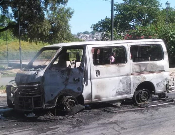 Johnny Pierre, propriétaire d’un minibus incendié au Champ-de-Mars, se dit révolté après l’attaque post thumbnail image