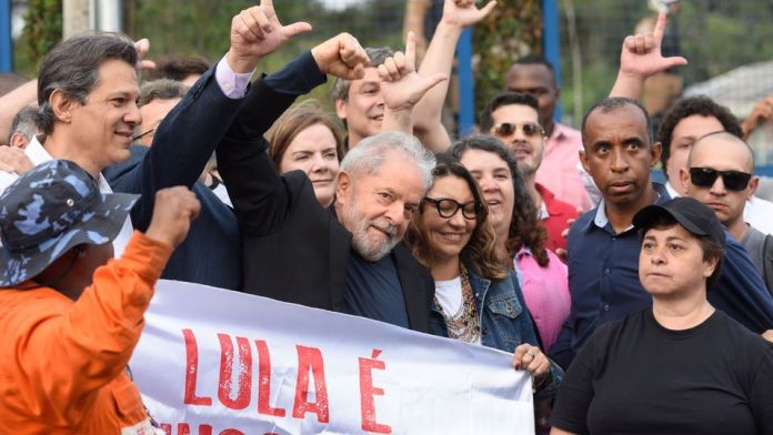 Brésil : une marée humaine « rouge » accueille Lula à sa sortie de prison post thumbnail image