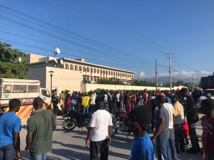 Des anti-Jovenel Moïse manifestent devant l’ambassade américaine à Port-au-Prince post thumbnail image