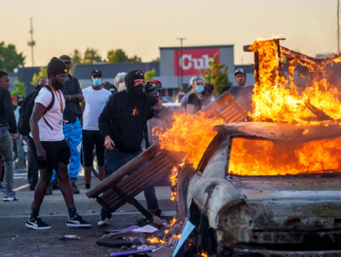 États-Unis : Nouvelles violences après la mort d’un noir aux mains de la police post thumbnail image