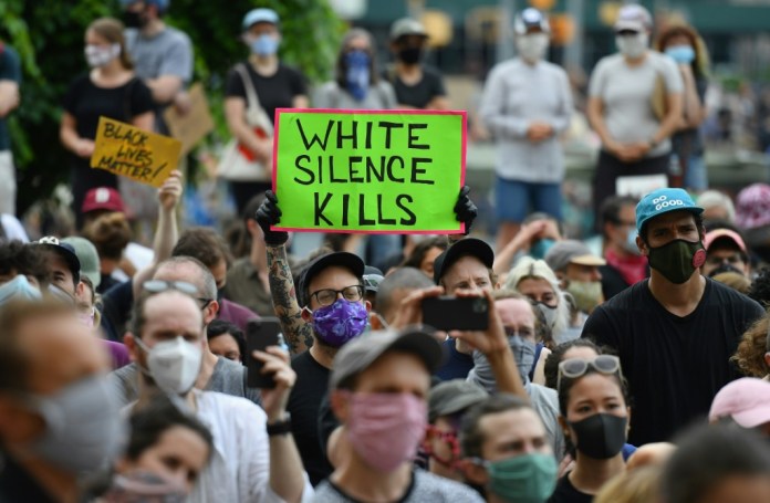 Les Américains blancs en force dans les manifestations contre le racisme post thumbnail image