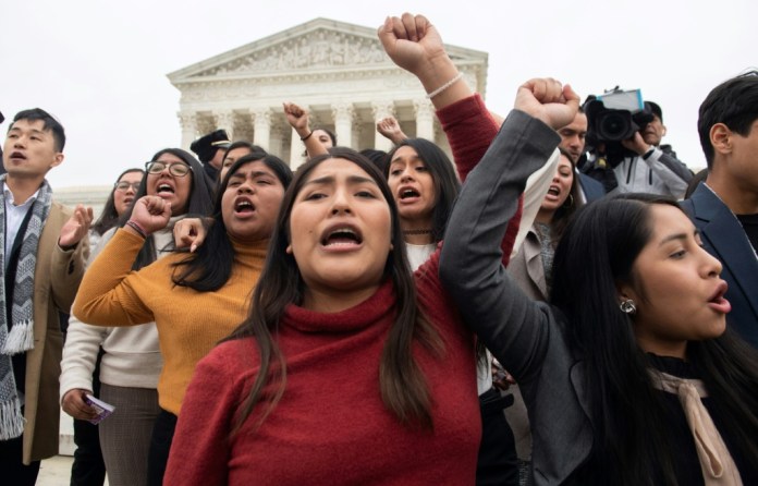 USA : La Cour suprême valide le statut de 700.000 jeunes migrants, un revers pour Trump post thumbnail image