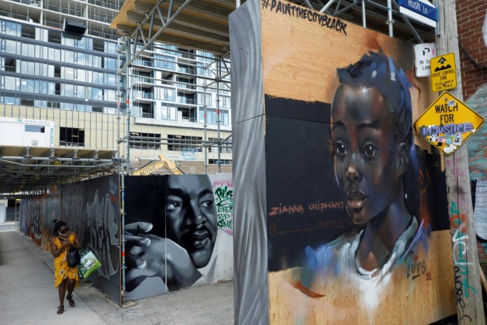 Canada : A Toronto, des artistes revisitent « Graffiti Alley » en noir et gris post thumbnail image