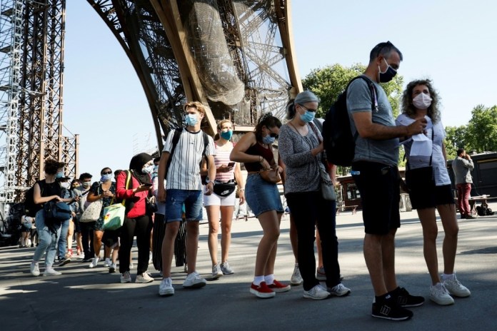 Paris : Peu de touristes à l’assaut des escaliers de la Tour Eiffel pour sa réouverture post thumbnail image