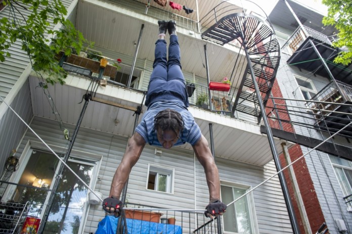 A Montréal, les étudiants en cirque jonglent avec les difficultés post thumbnail image