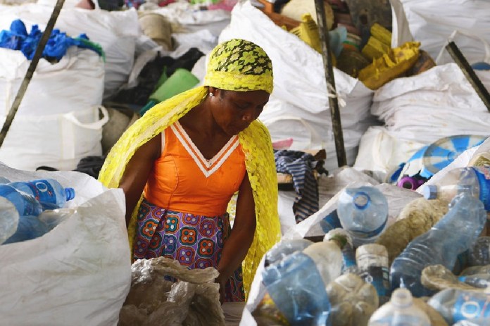 La pollution plastique, une injustice environnementale pour les communautés vulnérables post thumbnail image