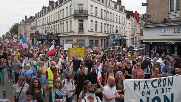 France : Plus de 150.000 personnes manifestent contre le « passeport covid-19 » post thumbnail image