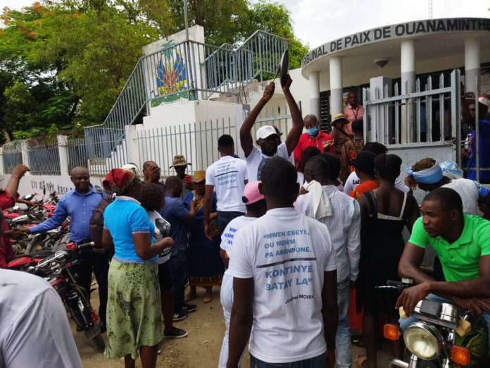 Sit-in devant le Tribunal de Paix : des citoyens réclament justice pour Jovenel Moïse post thumbnail image