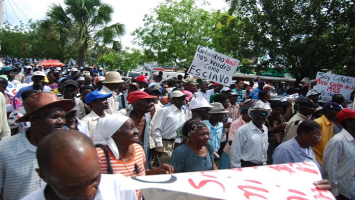 Des centaines de braceros haïtiens revendiquent la résidence permanente en Rép. Dominicaine post thumbnail image