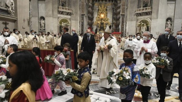 Vatican|Messe de la nuit de Noël: Dieu descend vers nous dans la petitesse post thumbnail image