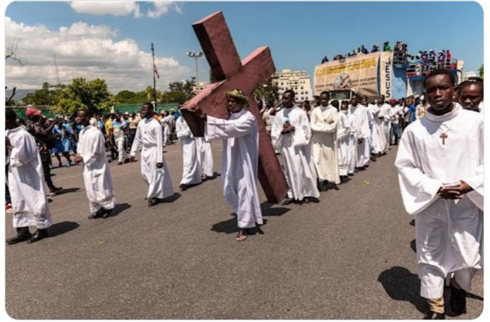 Des milliers d’Haïtiens célèbrent la Passion du Christ dans un contexte d’aggravation de la crise post thumbnail image