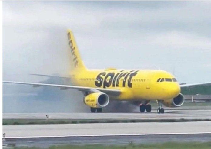 Un avion de Spirit Airlines prend brièvement feu sur la piste après l’atterrissage post thumbnail image